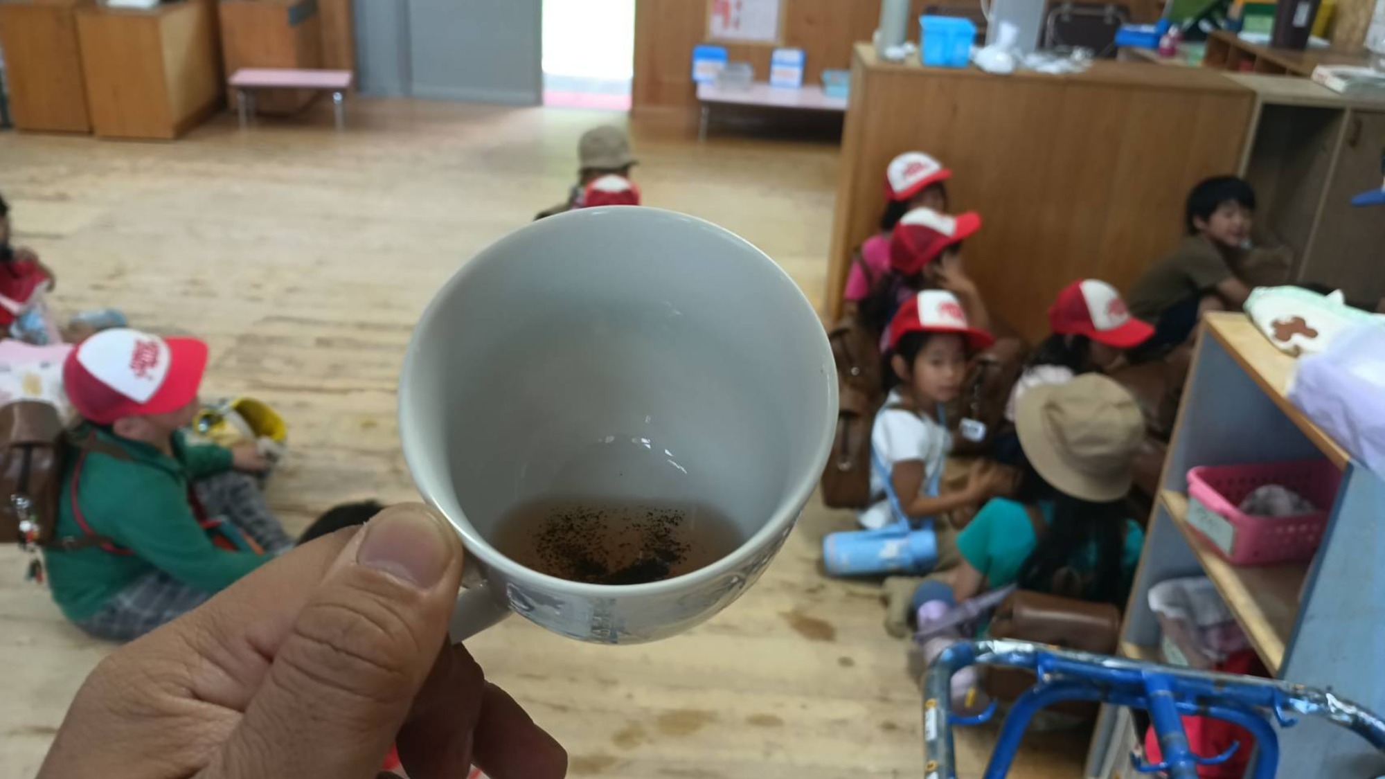 年中クラスパーティー　年長お茶づくり