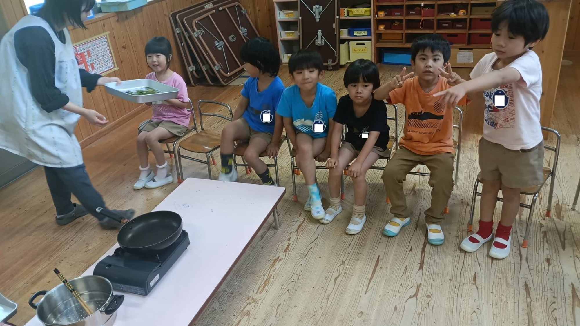 年中クラスパーティー　年長お茶づくり