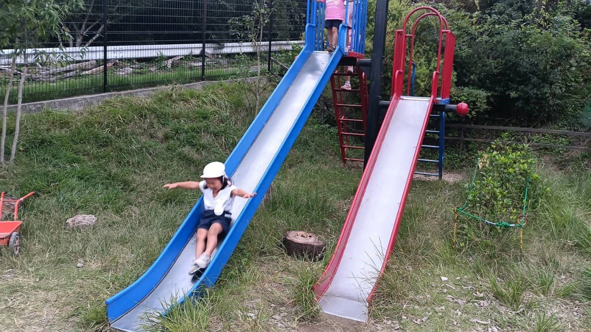 そこにいるのは…？