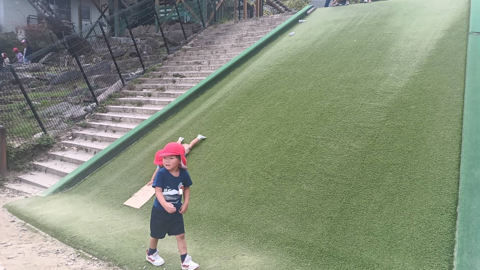 そこにいるのは…？