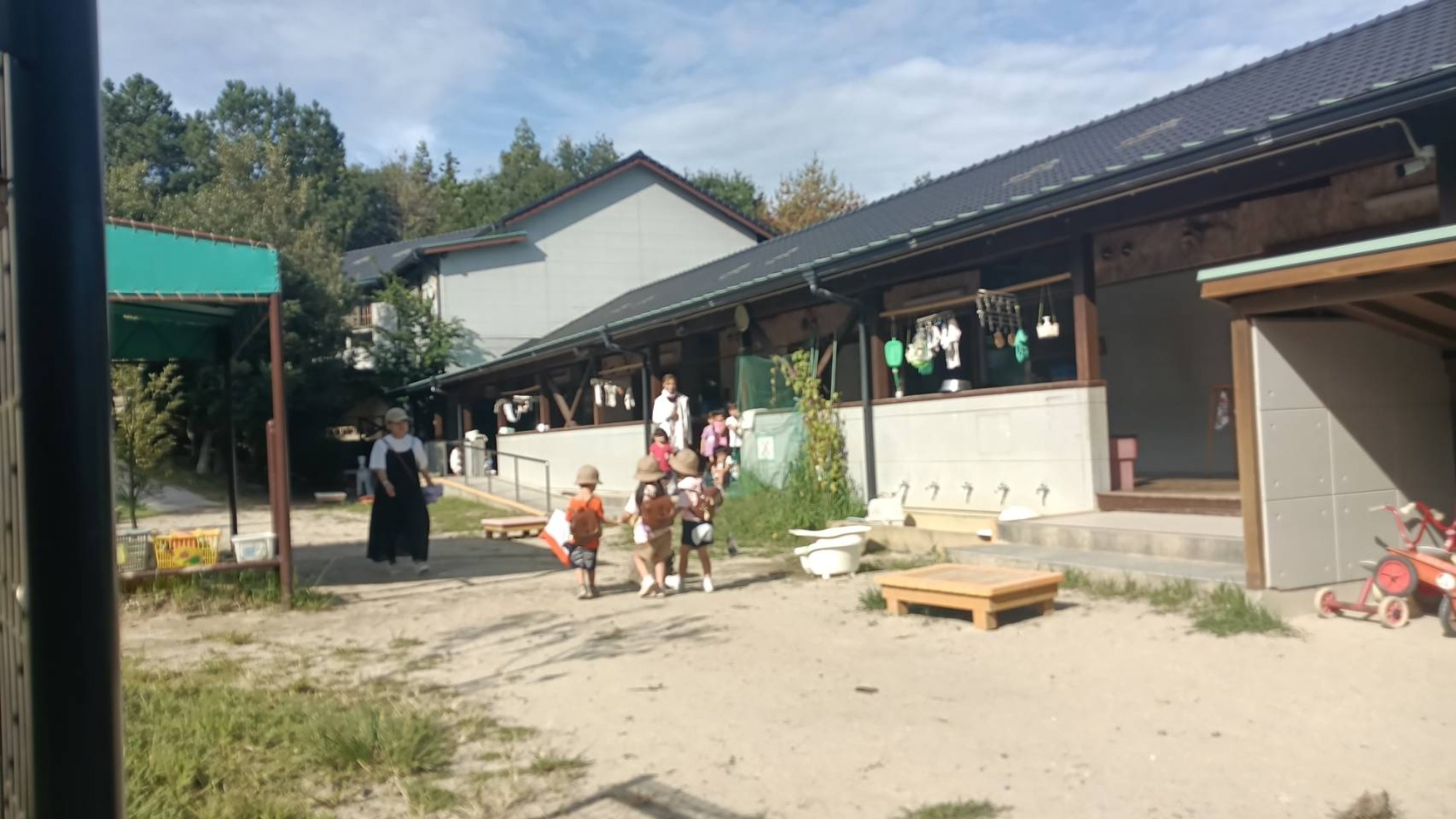 そこにいるのは…？