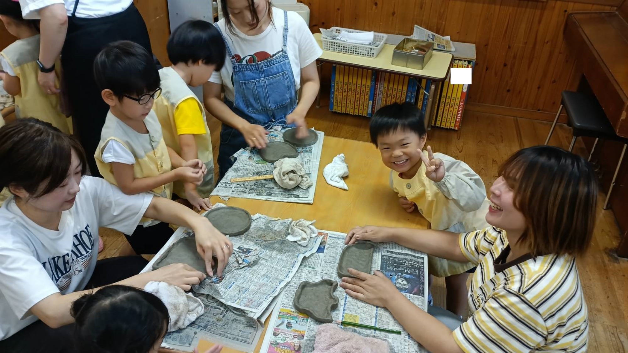 親子で食器　木の実拾い