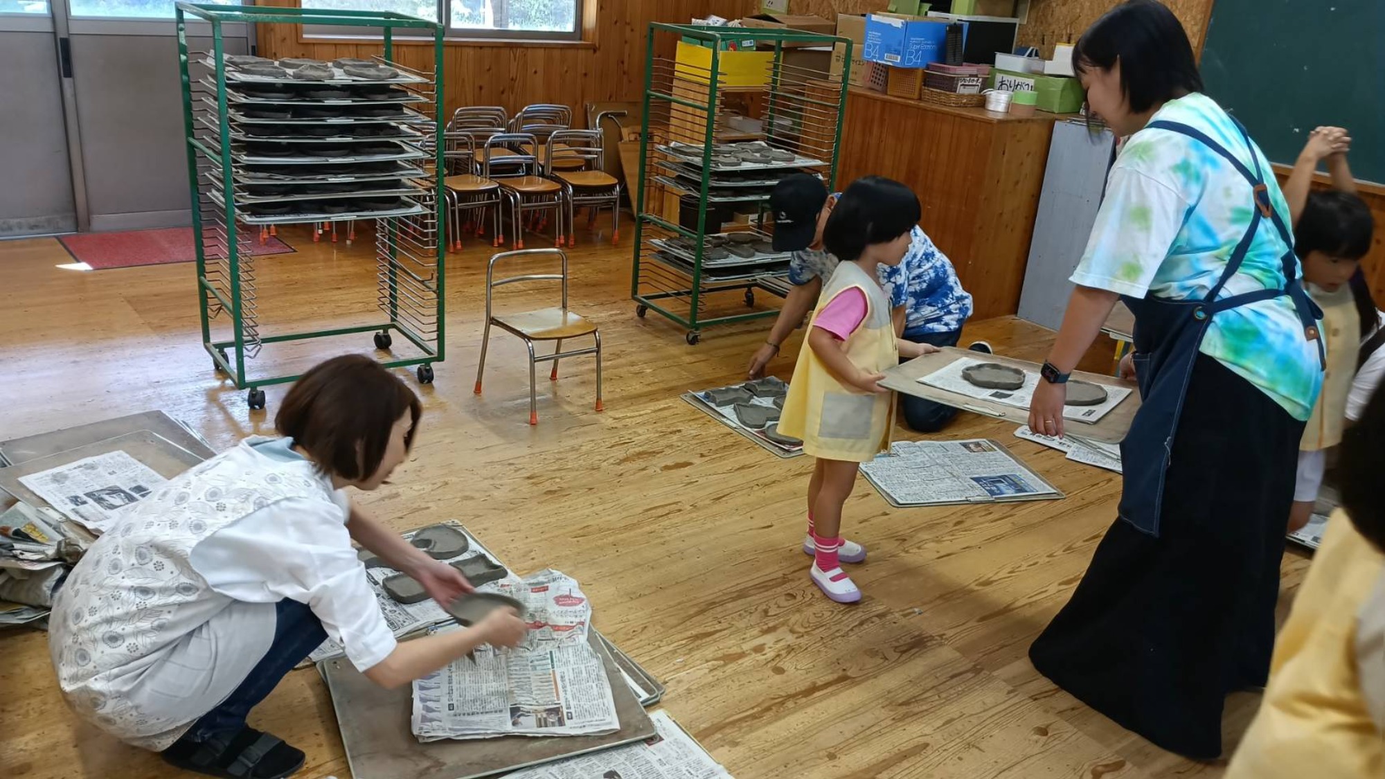 親子で食器　木の実拾い