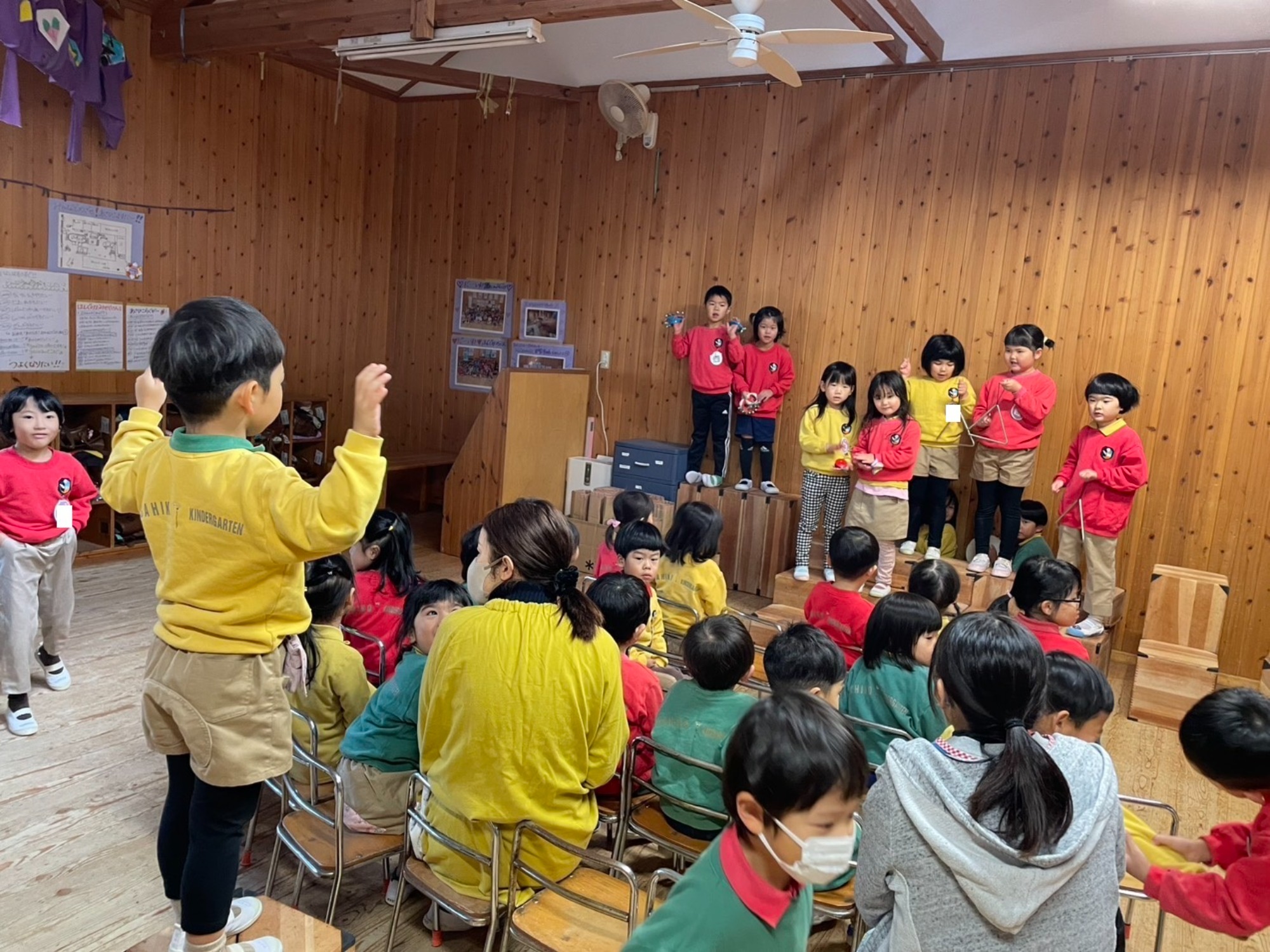 秋の山の絵・コンサート