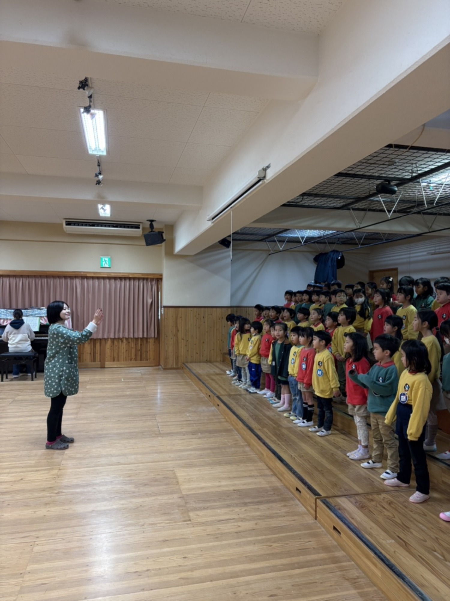 秋の山の絵・コンサート